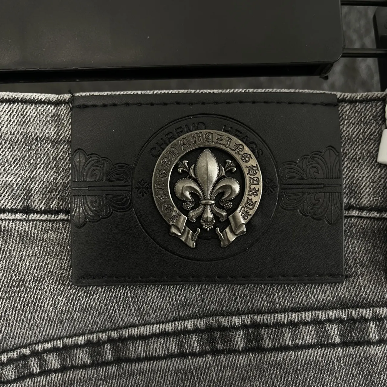 🅿️250 Crow Heart Original Pants Style No.: X037 🔥New! Chrome Hearts foreign trade order high street slim jeans, the must-have pants for fashionistas are here!  This pair of pants can be said to be both good-looking and high-quality in the Croxin series. The heavy-duty washing process is used to give the fabric a unique texture. The upper body is straight and stylish, showing high-end taste. The three-dimensional cutting fits the curves of the human body, perfectly outlines the figure, is fashionable and slim-fitting.  Made of thick beaded canvas fabric, it is soft and skin-friendly after washing and has excellent breathability. The hardware is customized according to the original ZP version, and the unique small leather label on the back waist is unique in design, simple but with hidden details everywhere. Exquisite workmanship, neat and fine wiring, showing high-end quality, widening the gap with ordinary market versions.  Genderless design, both men and women can easily control it, and easily grasp the genderless trend.  ⚪Color: High-end gray, low-key yet individual 📏Size: 28-36 (corresponding to S-XXL)